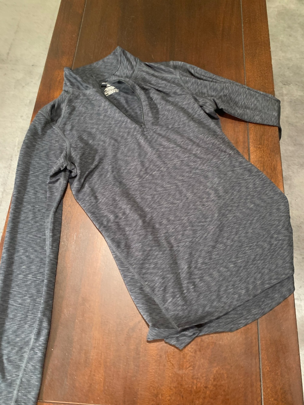 REI Women's Heathered Charcoal Long Sleeve V-Neck Pullover